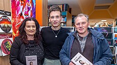 Daniel Krej�ík s rodi�i na k�tu své knihy Hájemství (25. listopadu 2024)
