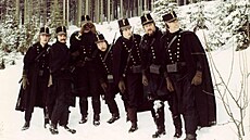 Václav Lohniský (druhý zleva) ve filmu Krakono� a ly�níci (1980)