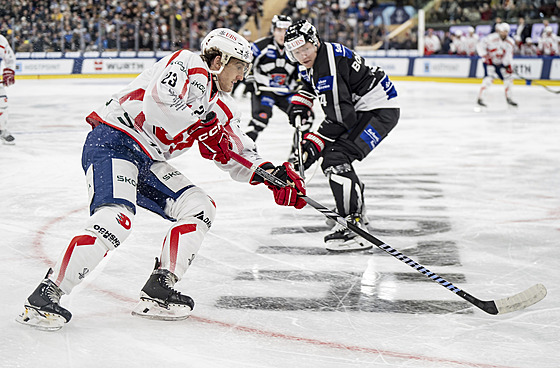 Pardubický útoník Luká Sedlák v utkání proti Fribourgu.