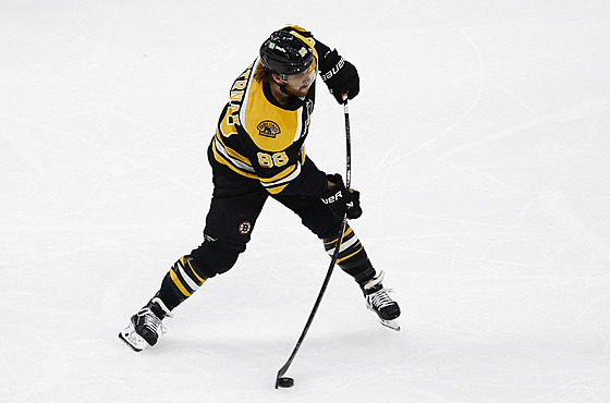 David Pastrák z Boston Bruins pálí v utkání s Buffalo Sabres.