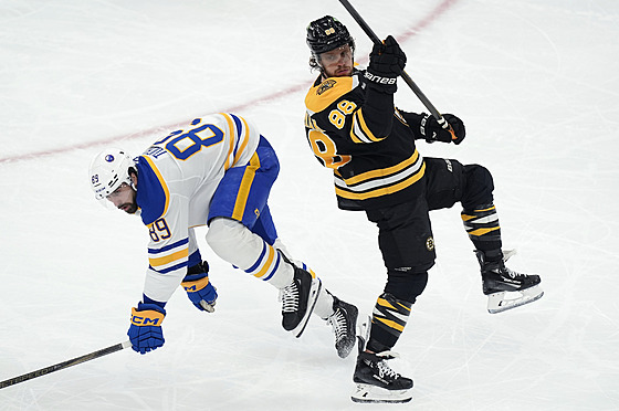David Pastr�ák z Boston Bruins v souboji s Alexem Tuchem z Buffalo Sabres.