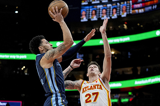 Scotty Pippen Jr. z Memphis Grizzlies zakon�uje p�es bránícího Víta Krej�ího z...