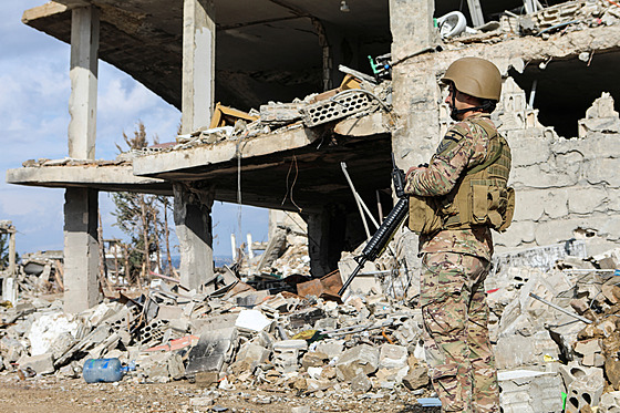 P�íslu�ník libanonské armády stojí u trosek v libanonské vesnici Chiam. (23....