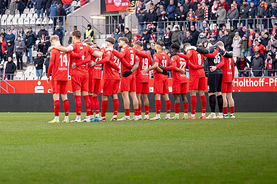 Fotbalisté tetiligového Essenu bhem minuty ticha za obti netstí v...