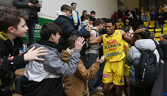 Ústecký Odinakachim Oguama si u�ívá d�kova�ku po vít�zném derby proti D��inu.