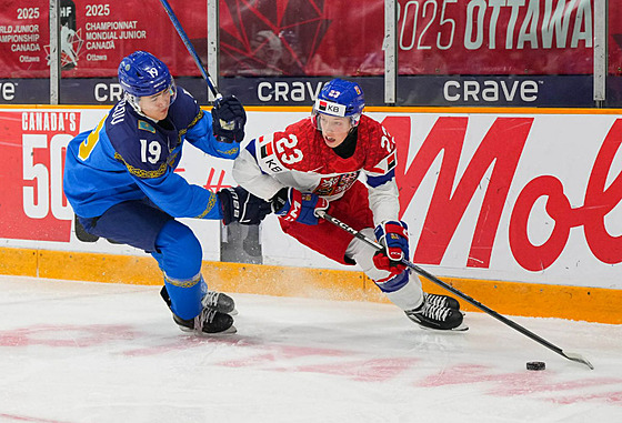 �eský obránce Tomá� Galvas uhýbá Bejrabysu Orazovovi z Kazachstánu.