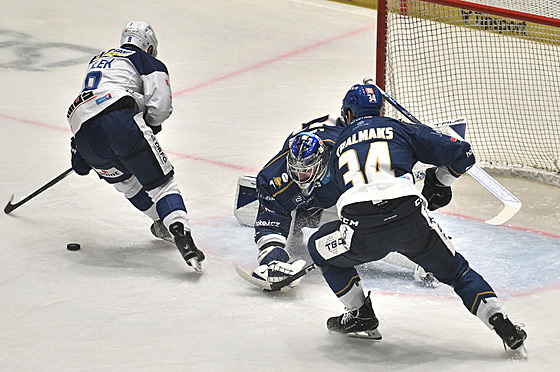 Brn�nský úto�ník Jakub Flek (vlevo) se dostal do nad�jné pozice p�ed...