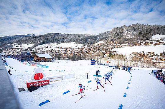 Biatlonisté na trati stíhacího závodu v Le Grand Bornand