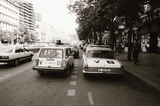 Václavské nám�stí ve 20. století. Rok 1988. Sraz chlapc� z páté bé