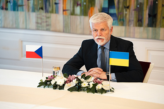 �eský prezident Petr Pavel se p�es videohovor spojil s ukrajinským prezidentem...