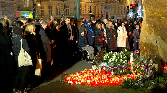 P�ed Filozofickou fakultou UK v Praze se konala pieta za ob�ti p�edlo�ské st�elby.