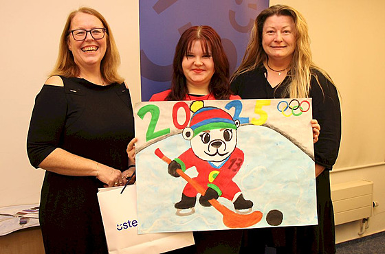 Zleva: Jindra Zalabáková, Eli�ka Strnadová a u�itelka Martina Chládková...