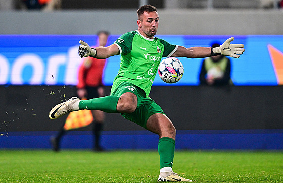 Branká� Adam Zadra�il z Hradce Králové.