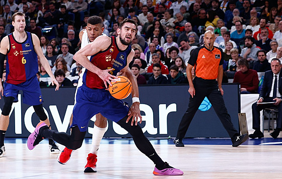 Tomá� Satoranský z Barcelony v zápase s Realem Madrid.