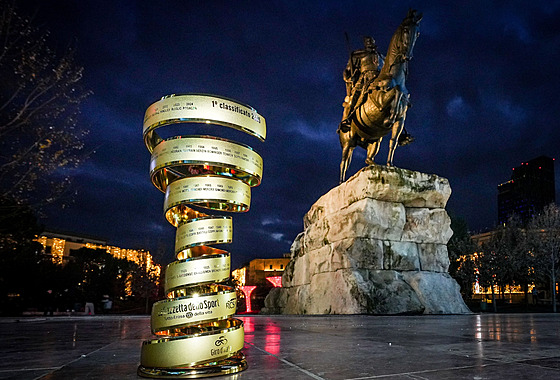 Trofej pro vít�ze Giro d'Italia 2025 v albánské metropoli Tiran�