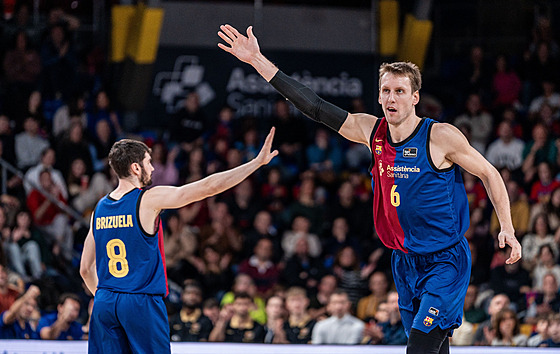 Dario Brizuela (vlevo) a Jan Veselý v dresech FC Barcelona