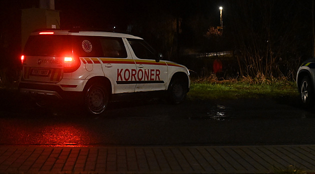 Ped domem, kde mlo dojít k tragédii stála kolem pl esté veer policejní...