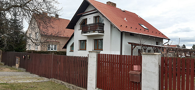 Hostou. Ped kostelem svatého Bartolomje v Hostouni stojí nazdobený vánoní...