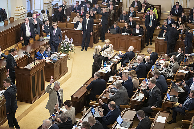 Sedm set tisíc za jedinou schůzi? Dejte poslancům pořádné platy, ať je jim hanba fixlovat