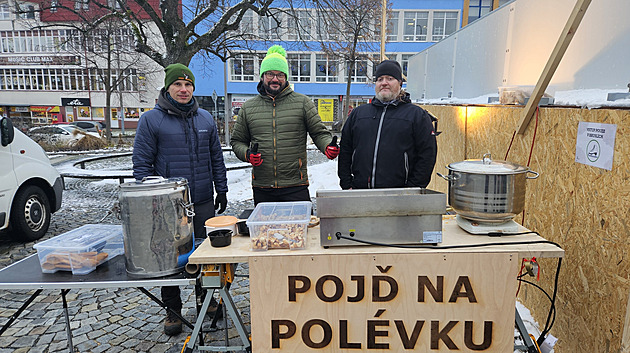 Do vaení a následného rozdávání polévky kolemjdoucím se trojice árských...