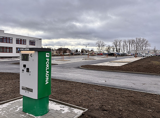 Plnohodnotné stálé parkovací plochy se vsakovací zámkovou dlabou a kompletním...