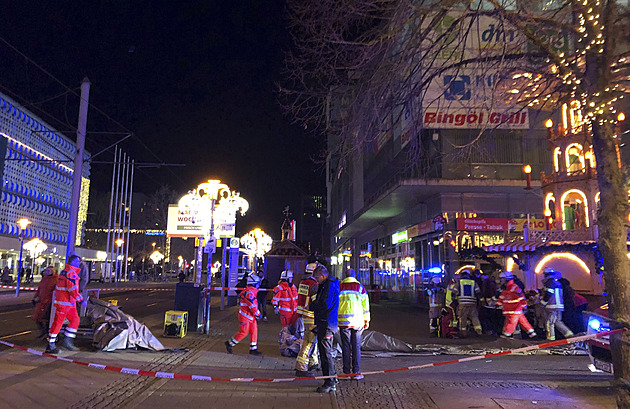 Řidič na vánočním trhu v Magdeburgu najel do davu, je hodně zraněných