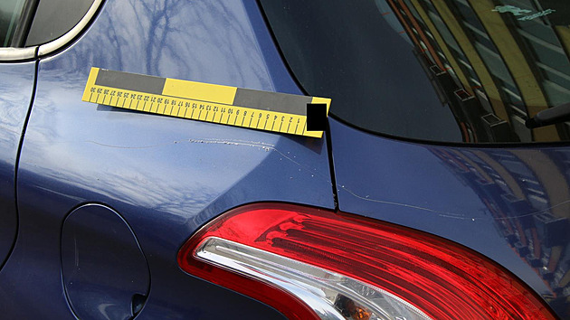 V polovin listopadu vandal pokodil nejmén 12 vozidel zaparkovaných ped...