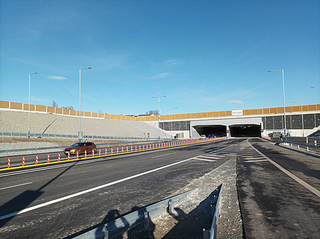 Tunel Pohrka je dlouh zhruba jeden kilometr.