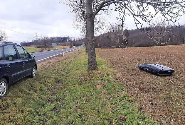 Z vozidla typu SUV upadl u tok na silnici 38 mezi Jihlavou a Havlíkovým...