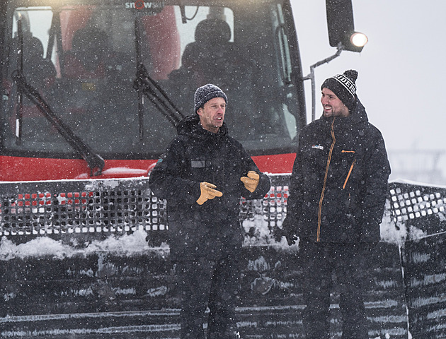 Michal �pan�l (na snímku vlevo) �kolí rolba�e na Klínovci pravideln�.