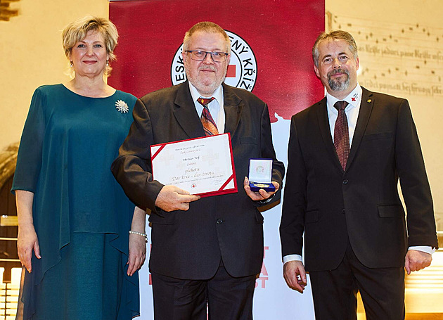 Miroslav Volf (uprost�ed) se za�adil do nepo�etné skupiny rekordních dárc�...