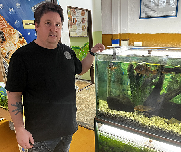 Miroslav Kocek, vedoucí Centra zví�at Stará Role s kolegy vymý�lí nové krou�ky,...