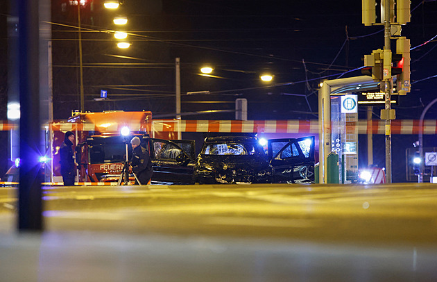 V ulicích hlídají policisté s dlouhými zbraněmi. V Praze umístili betonové zábrany