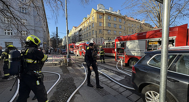 V pražské restauraci hoří vzduchotechnika, zásah hasičů blokuje tramvaje