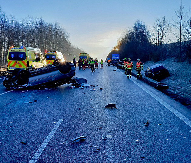 Řidiče na Liberecku oslnilo slunce, bouralo pět aut a zranilo se 12 lidí