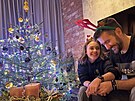 Zp�vák Marek Ztracený u váno�ního strome�ku se svým synem