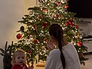 Modelka Nikol �vantnerová u váno�ního strome�ku se svou malou dcerkou.
