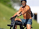 Fitness trenér slavných Tim Robards se jen v plavkách projí�d�l po ulicích Los...