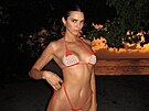 Modelka Kendall Jennerová ne�et�ila snímky sebe sama v bikinách na plá�i.