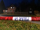Ped domem, kde mlo dojt k tragdii stla kolem pl est veer policejn...