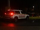 Ped domem, kde mlo dojt k tragdii stla kolem pl est veer policejn...