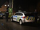 Ped domem, kde mlo dojt k tragdii stla kolem pl est veer policejn...