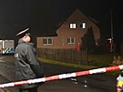Ped domem, kde mlo dojt k tragdii stla kolem pl est veer policejn...