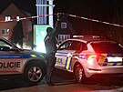 Ped domem, kde mlo dojt k tragdii stla kolem pl est veer policejn...