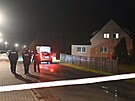 Ped domem, kde mlo dojt k tragdii stla kolem pl est veer policejn...