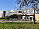 Z�kladn� �kola v ulici Nov� na St�ekov�. Pr�v� v jej�m are�lu z��d� m�sto...