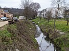 Koryto potoka v Sazovic�ch p�i z��ijov�ch z�plav�ch nest�halo pojmout obrovsk�...