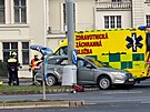 Houkaj�c� sanitka se v Plzni srazila s osobn�m autem