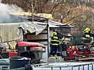 Pra��t� hasi�i zasahovali u po��ru provizorn�ho p��st�e�ku v ulici Vltavan�....