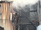 Pra��t� hasi�i zasahovali u po��ru provizorn�ho p��st�e�ku v ulici Vltavan�....